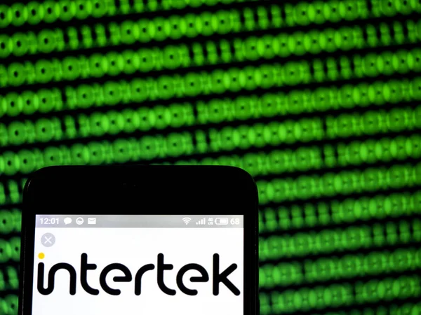 Intertek csoport plc cég logója látható megjelenített szúró telefon. — Stock Fotó