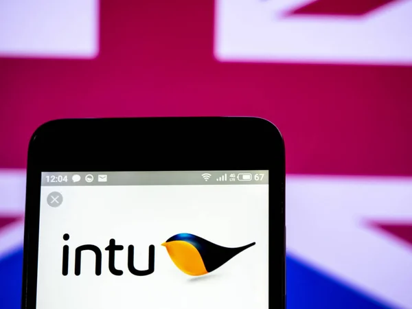 Intu eigenschappen plc bedrijfslogo gezien weergegeven op smart phone. — Stockfoto