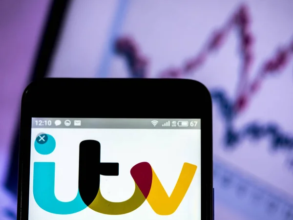 Itv plc 회사 로고는 스마트 폰에 표시 된 볼. — 스톡 사진