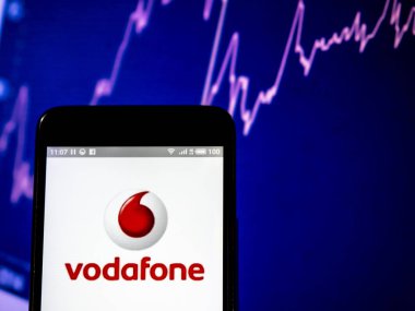 Vodafone group plc şirket logosu akıllı telefon görüntülenen gördüm.