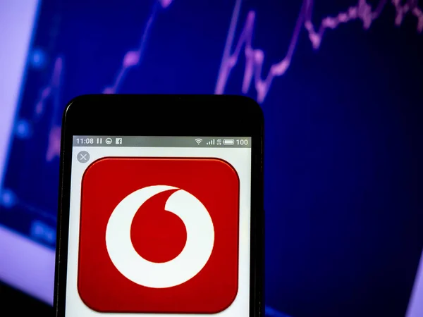 Vodafone group plc bedrijfslogo gezien weergegeven op smart phone. — Stockfoto