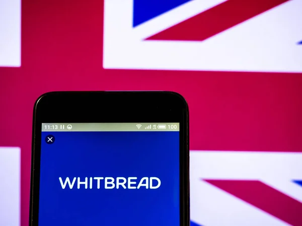 Logo společnosti Whitbread plc vidět zobrazeného na chytrý telefon. — Stock fotografie