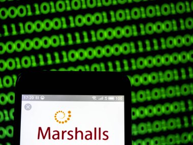 Marshalls plc şirket logosu akıllı telefon görüntülenen gördüm.