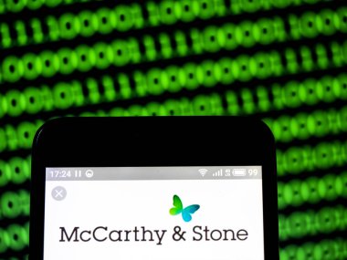 McCarthy ve taş plc şirket logosu akıllı telefon görüntülenen gördüm.