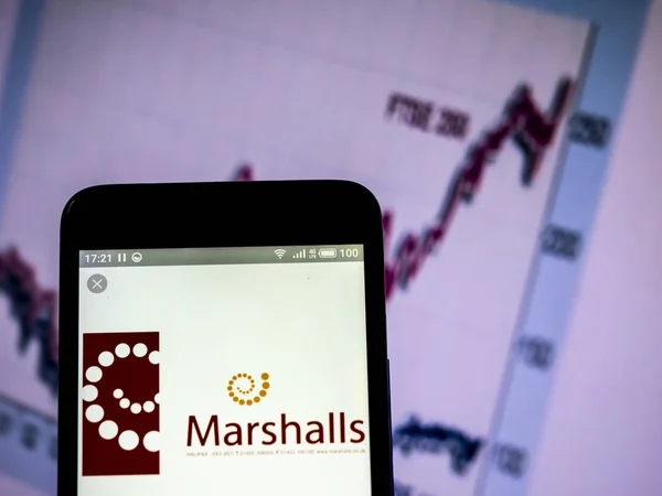 Marshalls plc 회사 로고는 스마트 폰에 표시 된 볼. — 스톡 사진