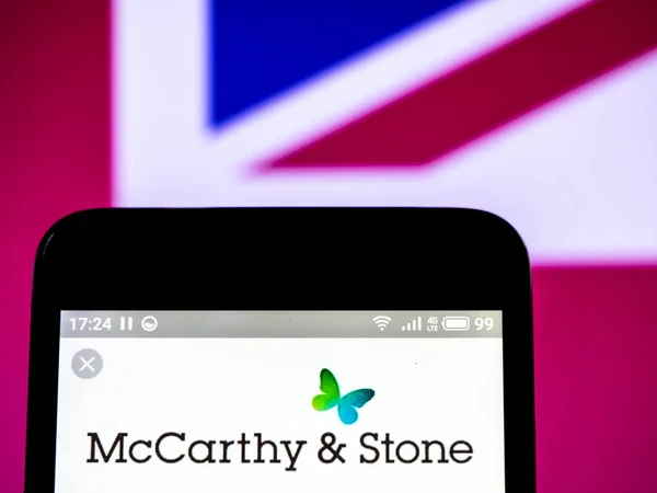 Logotipo de la empresa McCarthy & Stone plc visto en el teléfono inteligente . — Foto de Stock