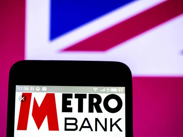 Metro Bank logotipo plc visto exibido no telefone inteligente . — Fotografia de Stock