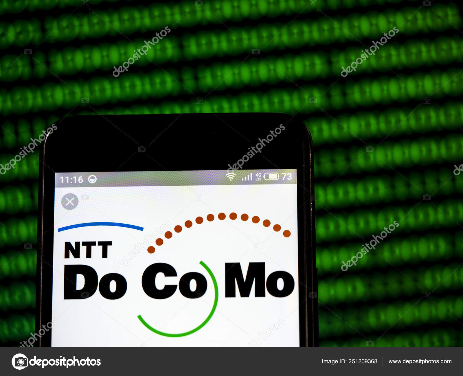 Логотип компании NTT Docomo Inc. виден на смартфоне . — Стоковое  редакционное фото © igorgolovniov #251209368