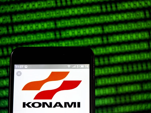 Logotipo da Konami Corporation visto exibido no smartphone . — Fotografia de Stock