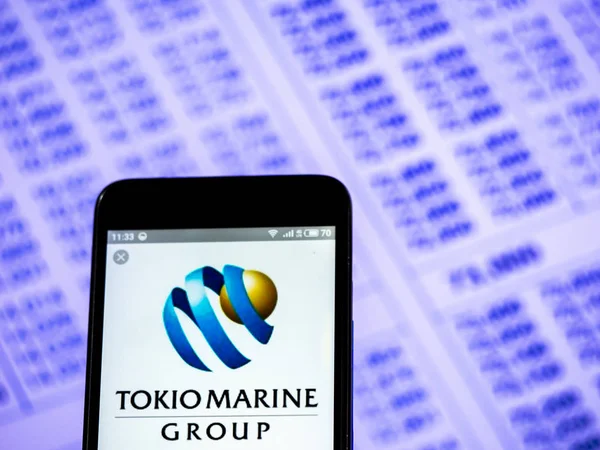 Tokio Marine Holdings, Inc. logotipo visto exibido no telefone inteligente . — Fotografia de Stock