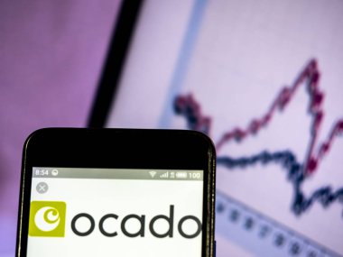 Ocado Group Plc logo akıllı telefon görüntülenen gördüm.