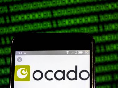 Ocado Group Plc logo akıllı telefon görüntülenen gördüm.