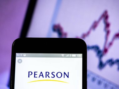 Pearson Plc logo akıllı telefon görüntülenen gördüm.