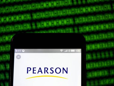 Pearson Plc logo akıllı telefon görüntülenen gördüm.