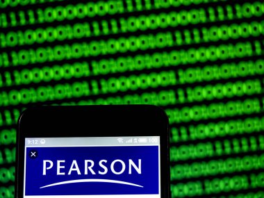 Pearson Plc logo akıllı telefon görüntülenen gördüm.