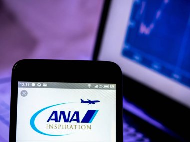 Tüm Nippon Airways Ltd logo akıllı telefon görüntülenen gördüm.
