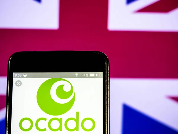 Ocado Group Plc logo vidět zobrazeného na chytrý telefon. — Stock fotografie