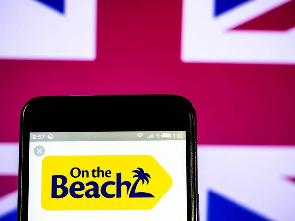 Op het strand Group plc zien logo weergegeven op smart phone. — Stockfoto