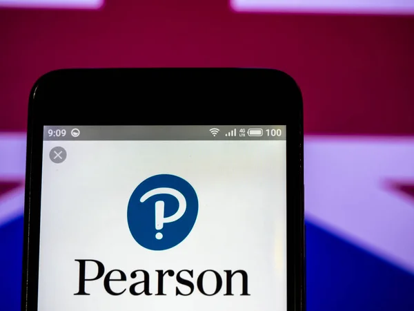 Pearson Plc logo vidět zobrazeného na chytrý telefon. — Stock fotografie