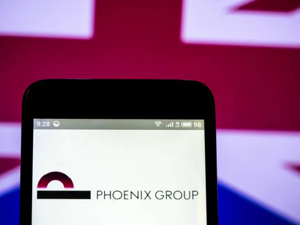 Phoenix Group Holdings logo vidět zobrazeného na chytrý telefon. — Stock fotografie