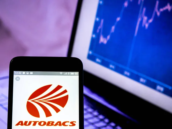 Autobacs Лтд сім логотипу видно відображене на смарт-телефон. — стокове фото