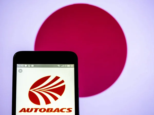 Autobacs Лтд сім логотипу видно відображене на смарт-телефон. — стокове фото
