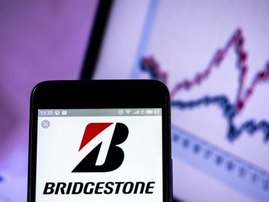 Bridgestone Corporation logo akıllı telefon görüntülenen gördüm.