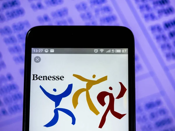 Benesse 홀딩스, Inc. 회사 로고는 스마트 폰에 표시 된 볼 — 스톡 사진