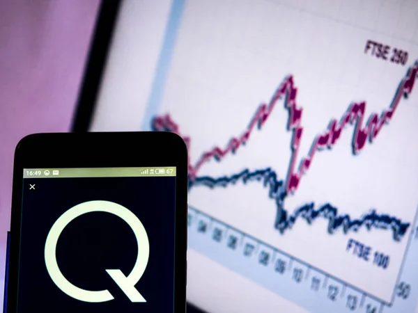 QinetiQ Group logotipo da empresa plc visto exibido no telefone inteligente . — Fotografia de Stock