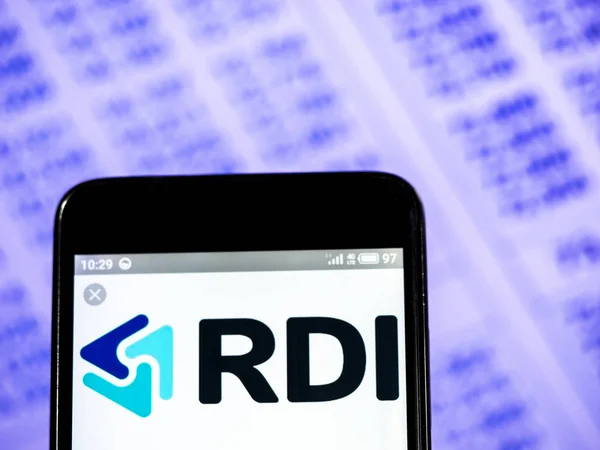 Logotipo da empresa RDI REIT plc visto exibido no telefone inteligente . — Fotografia de Stock