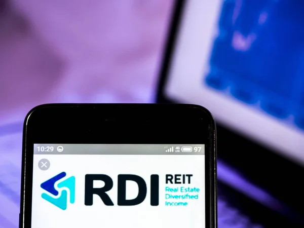 Logotipo da empresa RDI REIT plc visto exibido no telefone inteligente . — Fotografia de Stock