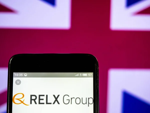 Relx plc 회사 로고는 스마트 폰에 표시 된 볼. — 스톡 사진
