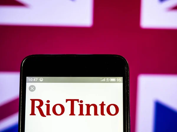 Logo společnosti Rio Tinto plc vidět zobrazeného na chytrý telefon. — Stock fotografie