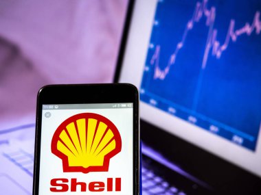  Royal Dutch Shell şirket logosu akıllı telefon görüntülenen gördüm.