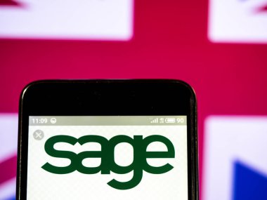 Adaçayı Group plc şirket logosu akıllı telefon görüntülenen gördüm.