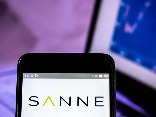 Sanne Groepslogo gezien weergegeven op smart phone. — Stockfoto