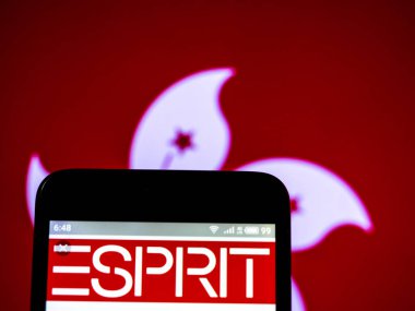 Fotoğraf illüstrasyon görülen bir Esprit Holdings logo bir sm üzerinde görüntülenir.