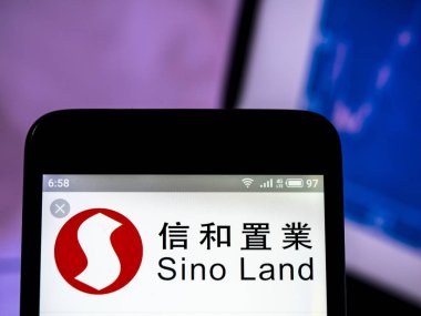 Fotoğraf illüstrasyon görülen bir Çin grup logosu görüntülenen akıllı bir p