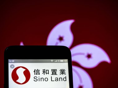 Fotoğraf illüstrasyon görülen bir Çin grup logosu görüntülenen akıllı bir p