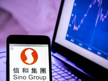 Fotoğraf illüstrasyon görülen bir Çin grup logosu görüntülenen akıllı bir p