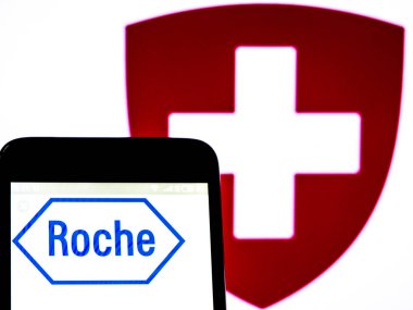 Fotoğraf illüstrasyon görülen bir Roche Holding Ag logo bir s üzerinde görüntülenir.