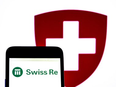 Fotoğraf resimde görülen bir Swiss Re logo üzerinde akıllı bir pho görüntülenen