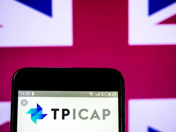 Ilustración fotográfica un logotipo de TP ICAP plc visto en un smart — Foto de Stock