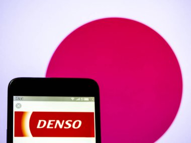 Fotoğraf resimde görülen Denso şirket logosu görüntülenen bir 