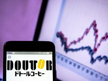 Fotoğraf illüstrasyon görülen bir Doutor kahve logo bir zeki üzerinde görüntülenir.