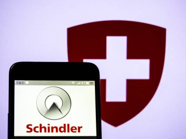 Fotoğraf illüstrasyon görülen bir Schindler grup logo bir sm üzerinde görüntülenir.