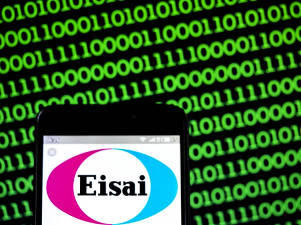 Foto illustrazione a Eisai Co., Ltd. logo visto visualizzato su un s — Foto Stock