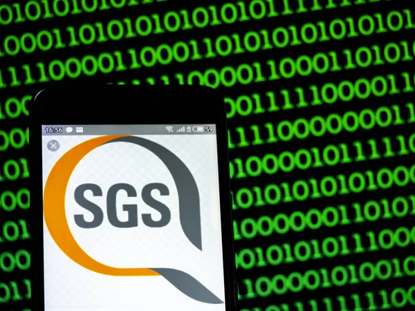 Fénykép illusztrálja egy Sgs S.A. logó látható jelenik meg egy intelligens pho — Stock Fotó