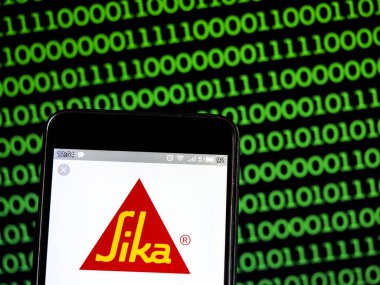 Bu fotoğraf resimde bir Sika AG logosu görülen bir s