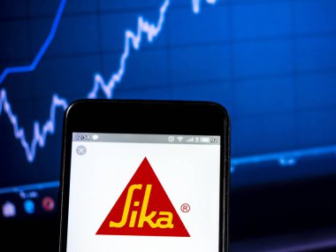 Bu fotoğraf resimde bir Sika AG logosu görülen bir s